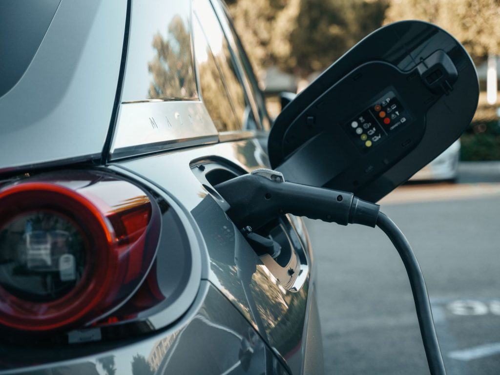 Elektrofahrzeug an einer Ladeeinrichtung