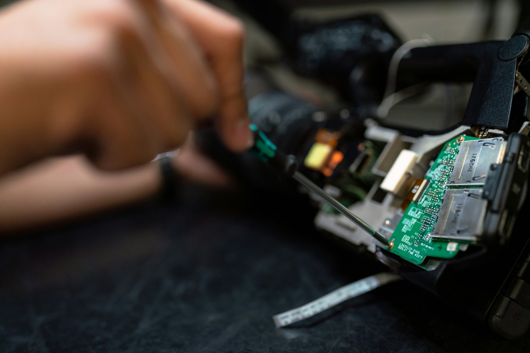 Technische Fachkraft bei der Arbeit an elektronischen Komponenten